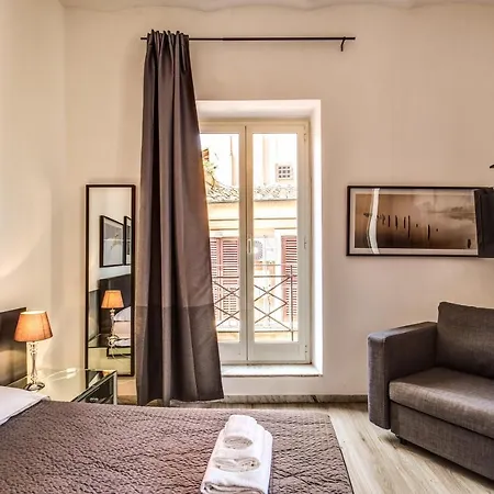Lovely With Balcony In Campo De' Fiori *